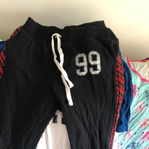 Lounge pants and tee shirts - Picture 2 of 8